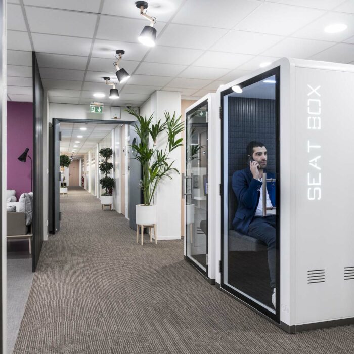 lumière artificielle et cabine acoustique